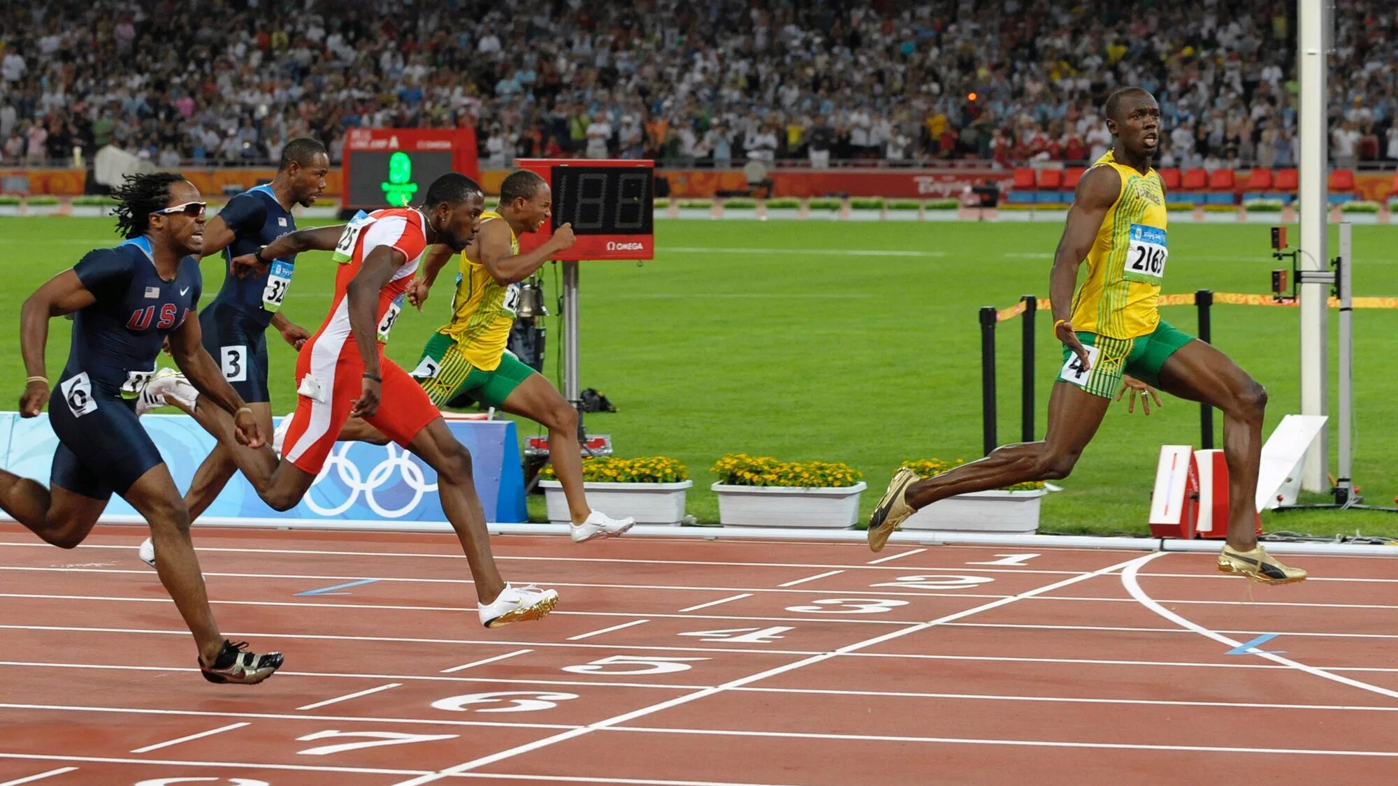 Бегун пробежал 200 метров. Усейн болт 2008. Усейн болт 200 метров. Усейн болт 100 метров. Усейн болт 400 метров.