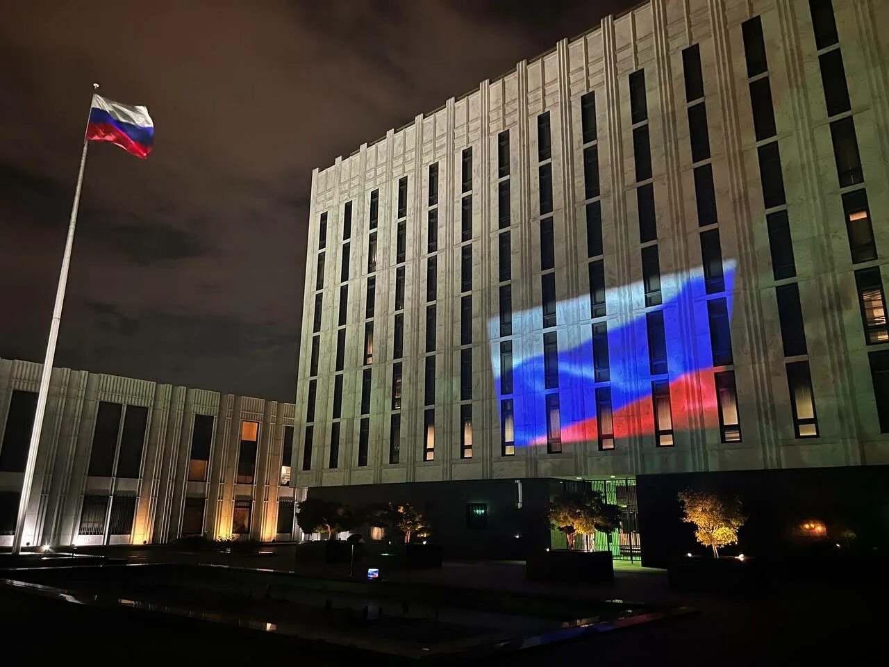 Посольство россии фото В посольстве России объяснили выход страны из антикоррупционной конвенции NEWS