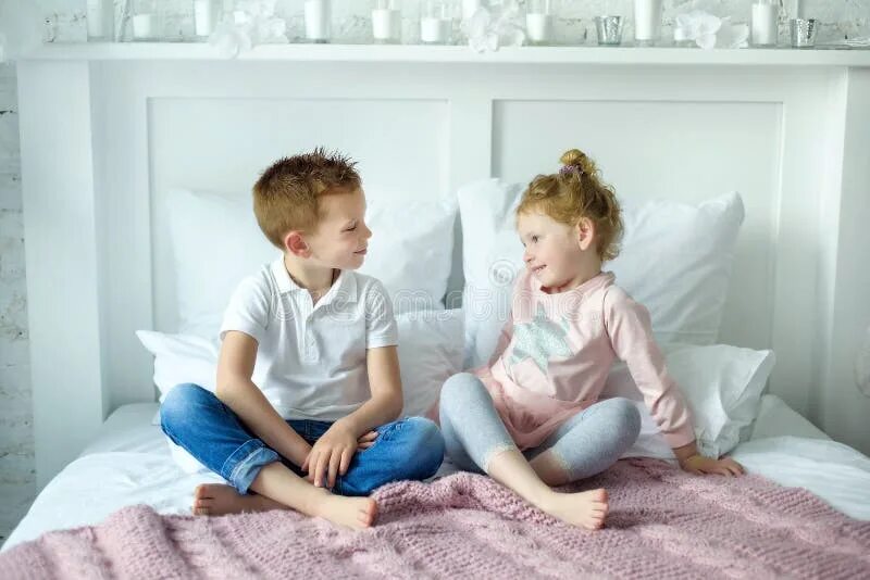 Игра девочка с братом. Webcam мальчик с сестрой. Брат с сестрой играют на кровати. Sister her brother.