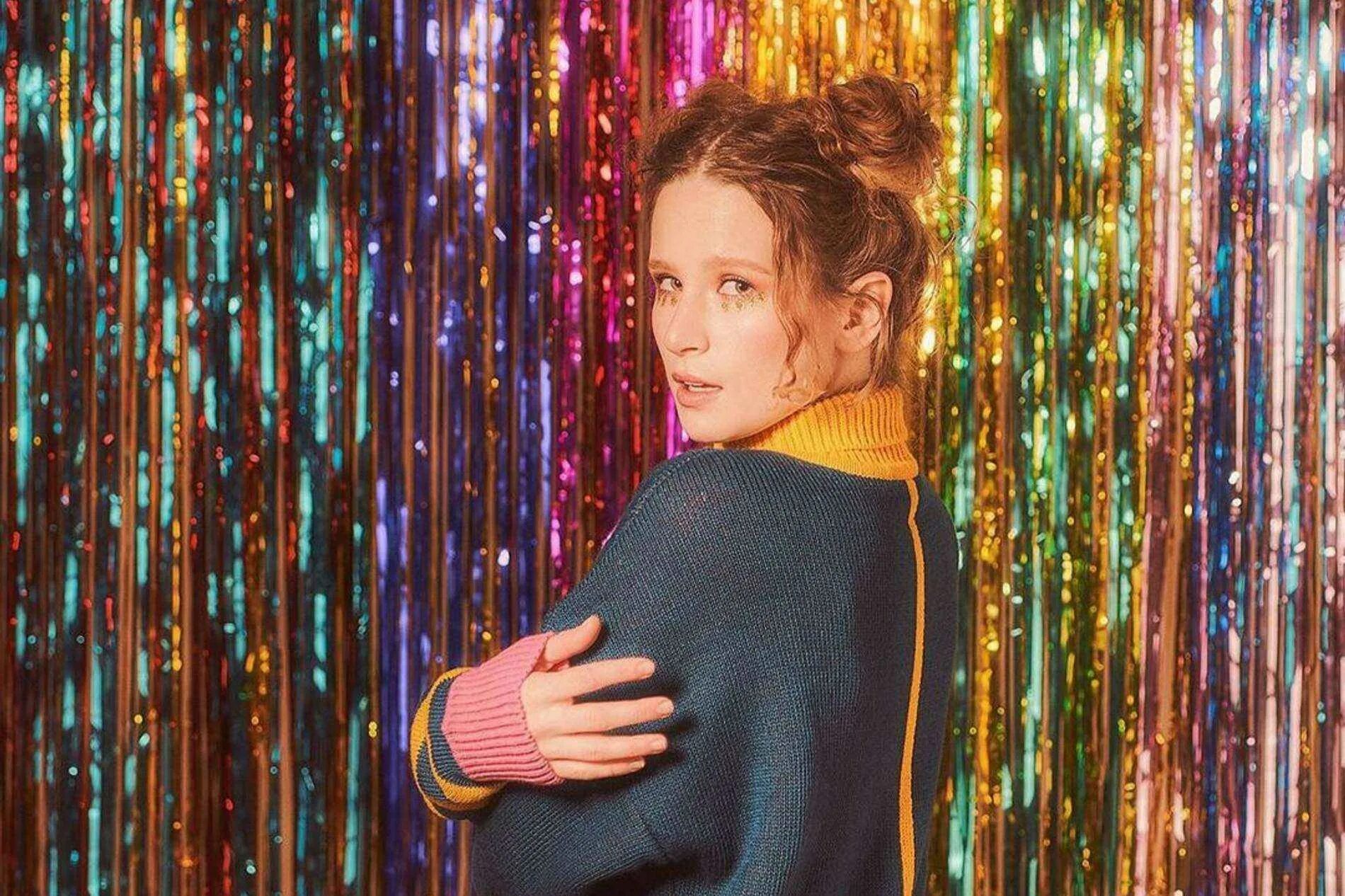 Билборды музыкальная исполнительница. Монеточка самая популярная песня. Певица елизавета гырдымова. Монеточка певица 2022. Монеточка 2015.