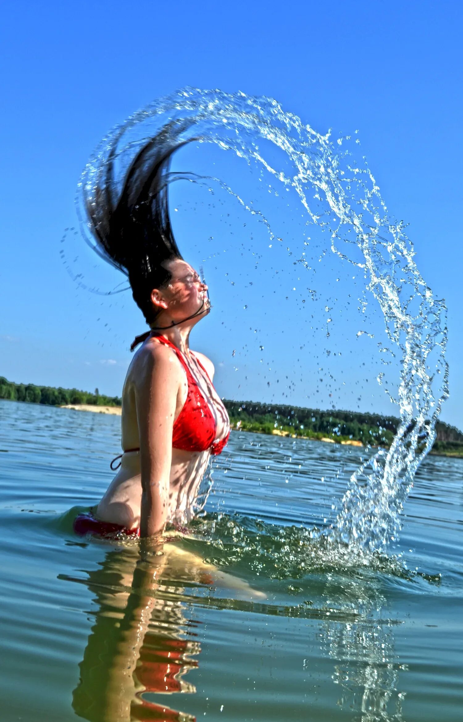 В волосах есть вода. Волосы из воды. Волосы в воде. Девушка в брызгах воды. Фотосессия в воде.