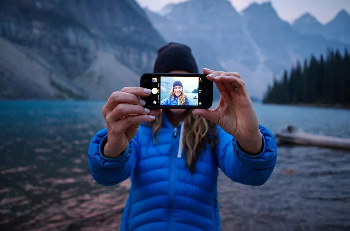 Фото по картинке. Путешественник с фотоаппаратом. Селфи. Селфи в горах. Человек фотографирует на телефон.