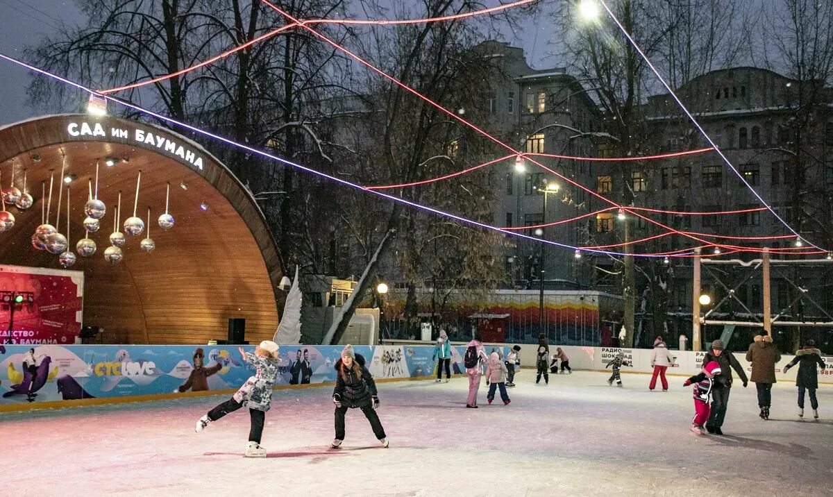 Каток баумана купить билет. Каток в саду Баумана. Сад имени Баумана каток. Парк имени Баумана каток. Каток на Бауманской.