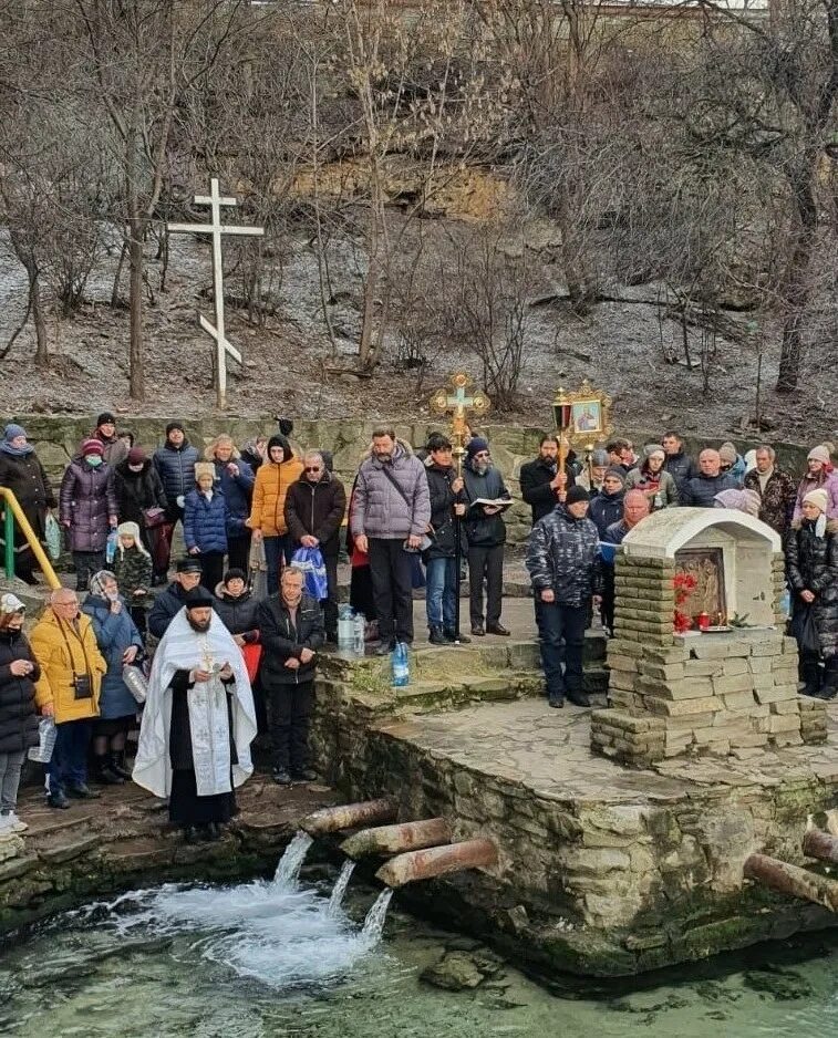Крещение ростов. Крещение ростова великого. Искупаться дон. Сколько стоит крещение ребенка в церкви в москве. Крещенские купания военнослужащих.
