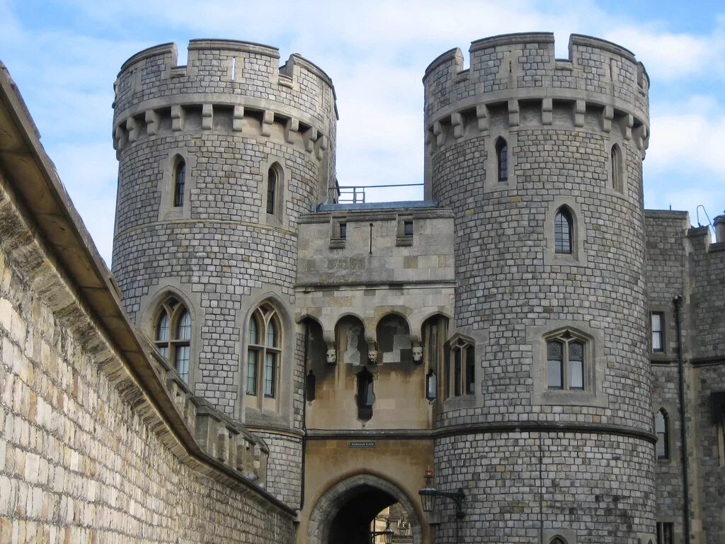 Надвратная башня. Над воратная башня средневекового замка. Виндзорский замок круглая башня. Замок башня Шато Тьери 12 век. Виндзорский замок в Англии.