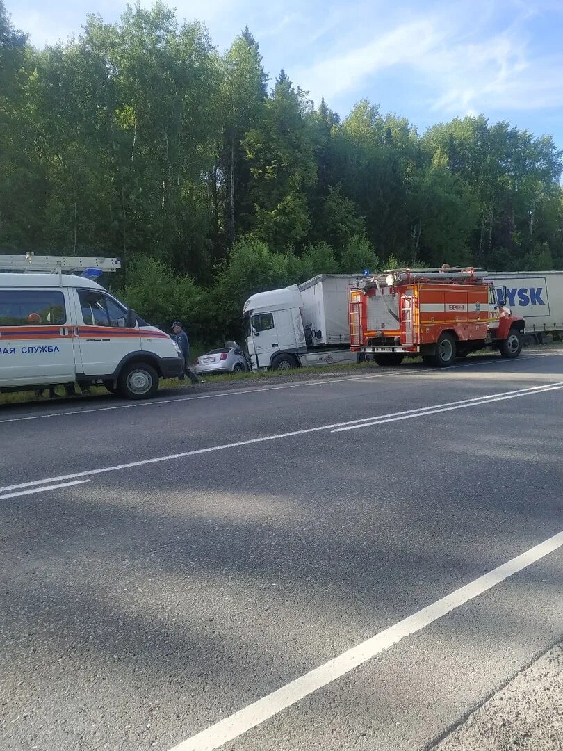Авария в тобольске типичный тобольск. Автобус на пустой трассе. Смертельное дтп под тобольском. Авария тюмень тобольск. Разбили мерседес в тюмени.