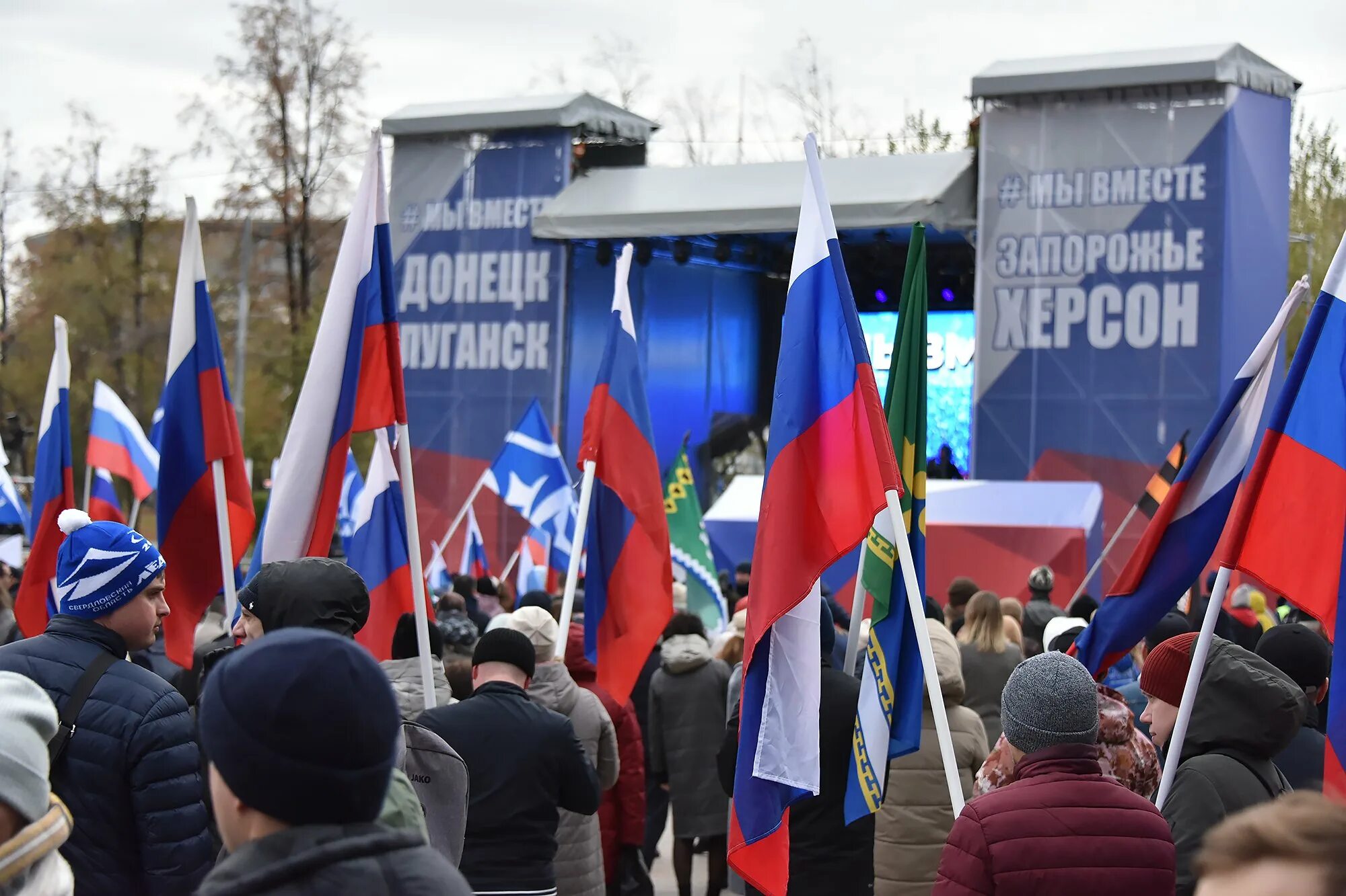 Митинги ст. Новые территории России. Россия Родина для ДНР фото. ЛНР Россия картинка. Столица ЛНР.