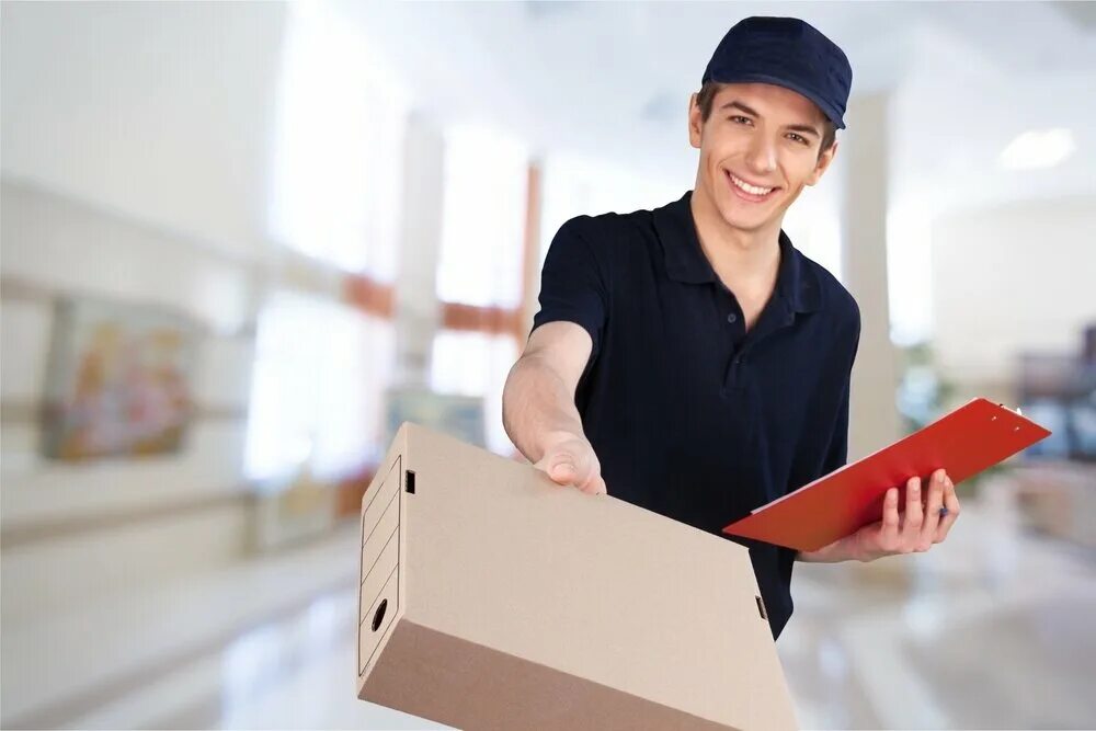 Коробка в руках. Получить товар дома. Доставщик товаров. Курьер с посылкой. Получить товар дома.