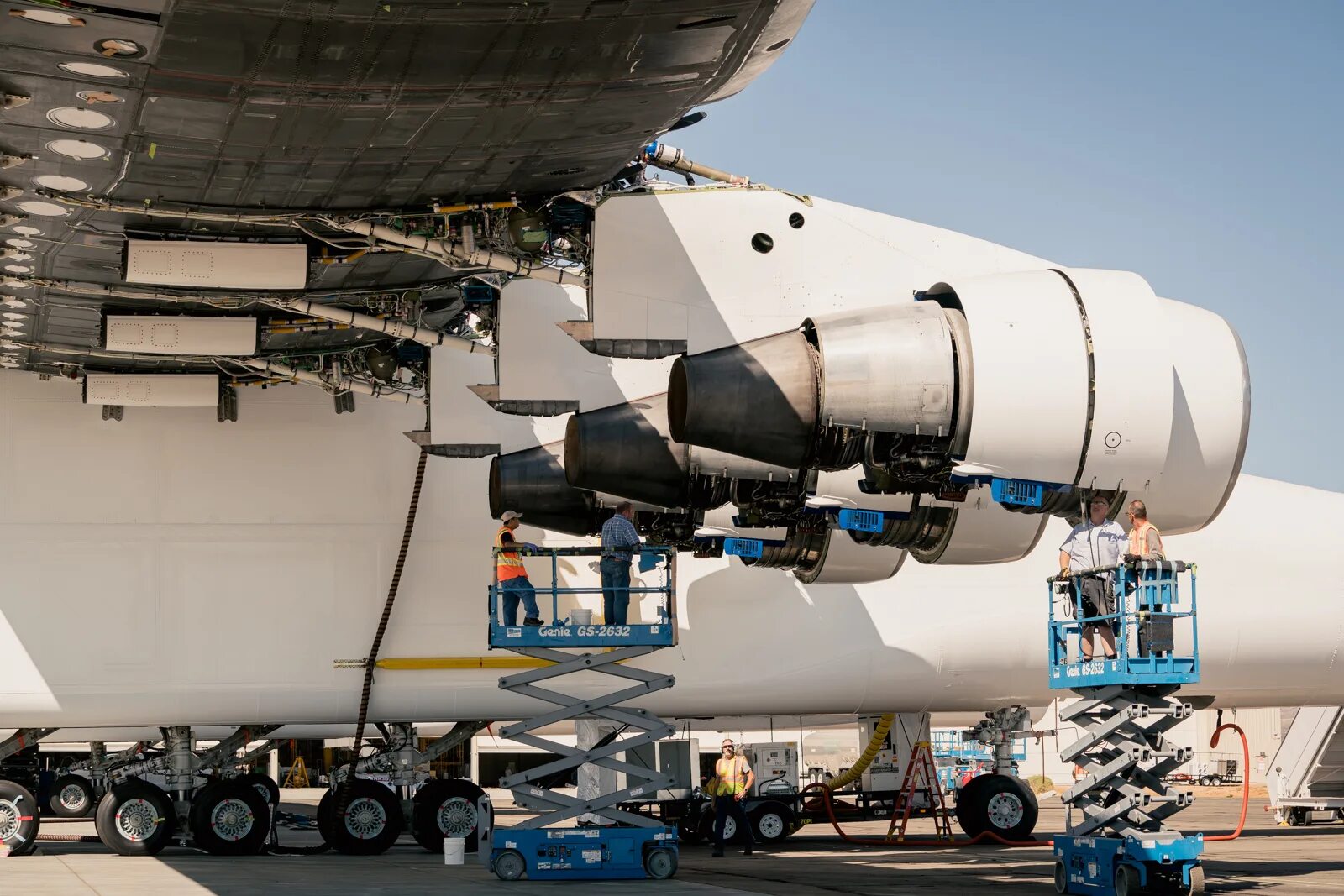 Воздушный старт. Двухфюзеляжный самолет Stratolaunch. Stratolaunch самолет. Самолет Stratolaunch model 351. Самолет Roc Stratolaunch.