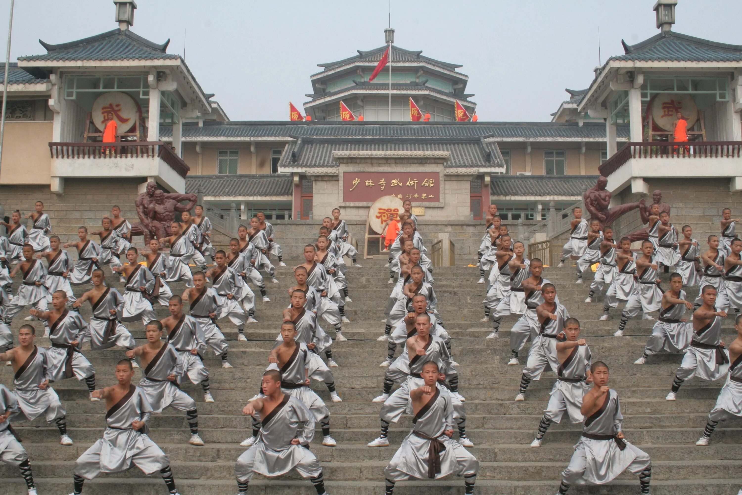 Shaolin temple. Кунг-фу монастырь Шаолинь. Монастырь Шаолинь Чжэнчжоу. Китай храм Шаолинь. Шаолиньский монастырь кунг фу.