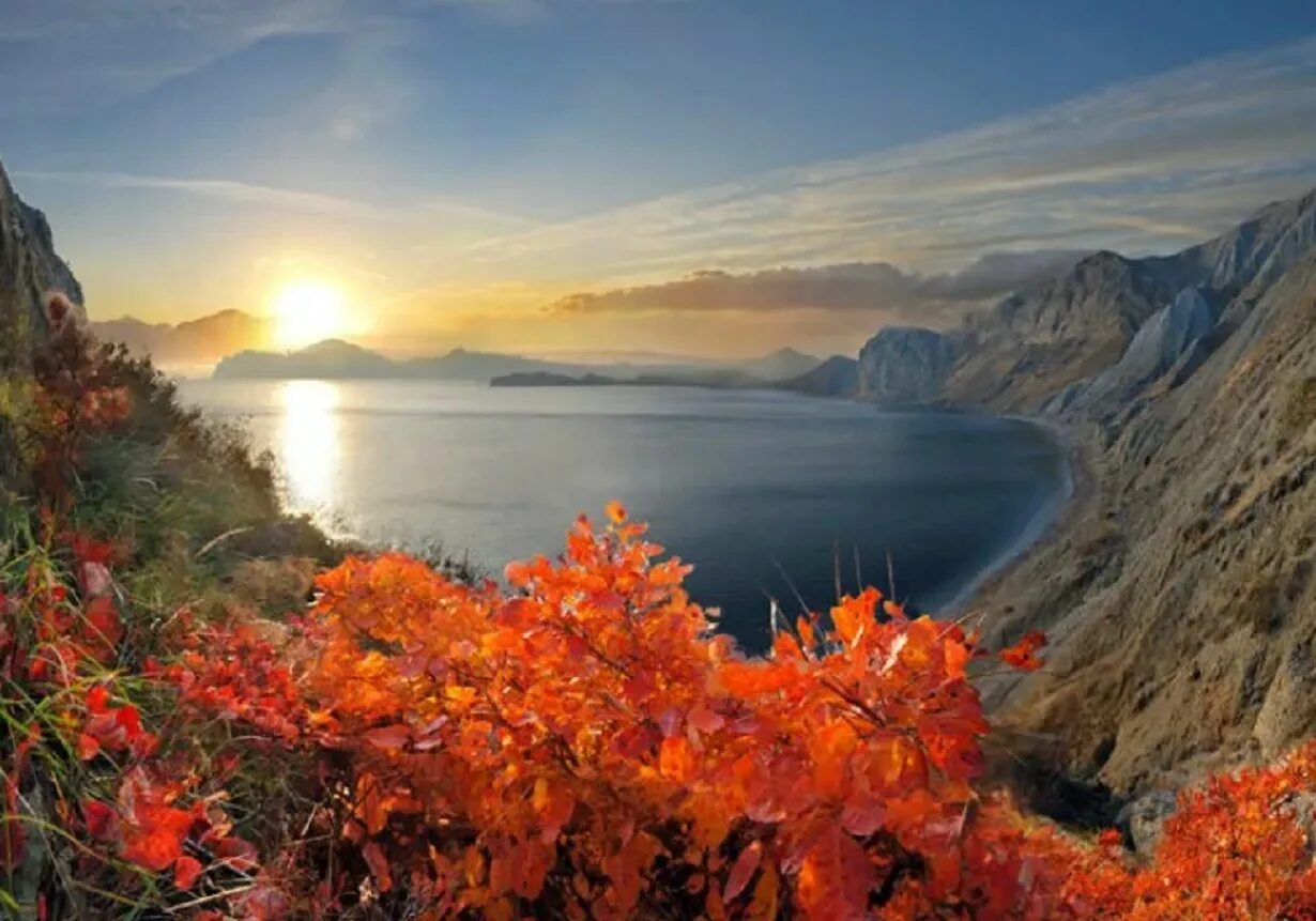 Солнечные дни в крыму. Ялта горы осень. Море горы Крым. Крым осенью.