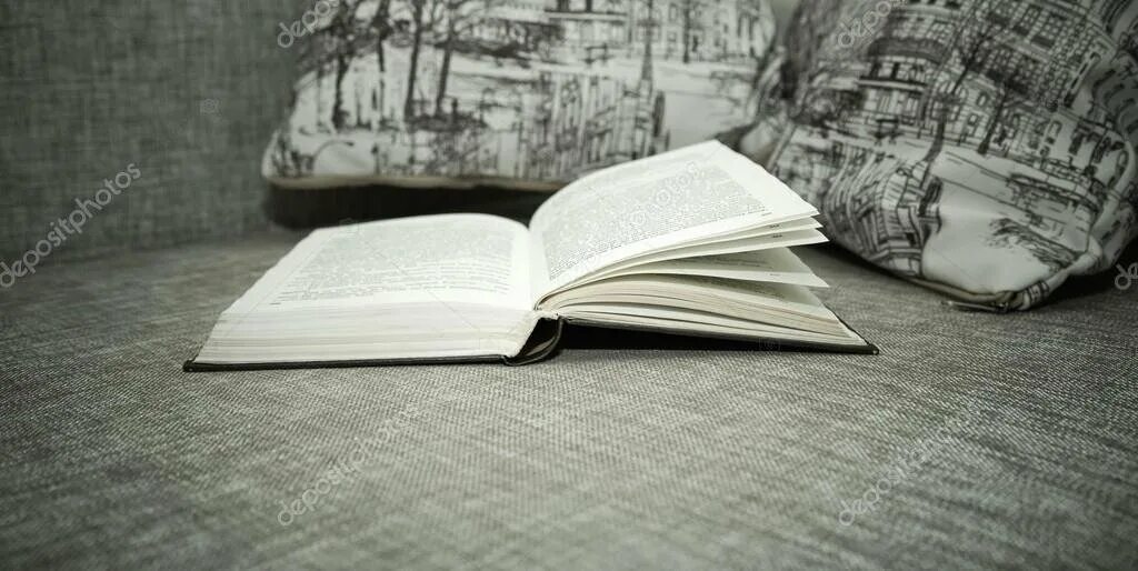 На столе лежит книга которая отражается. Открытая книга на кровати. Открытая книга лежит на полу. Книги лежат на полу. Книжка валяется на полу.