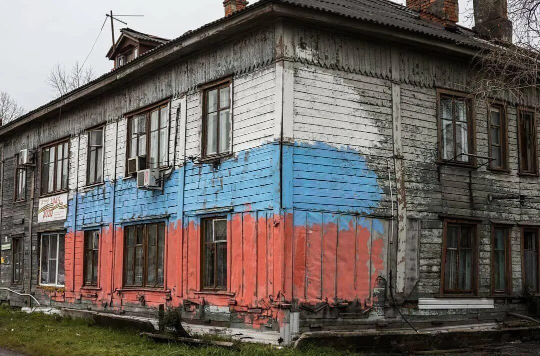 Жилой дом барачного типа. Деревянный барак. Бараки южно сахалинск. Нужный барак. Жумак барак.