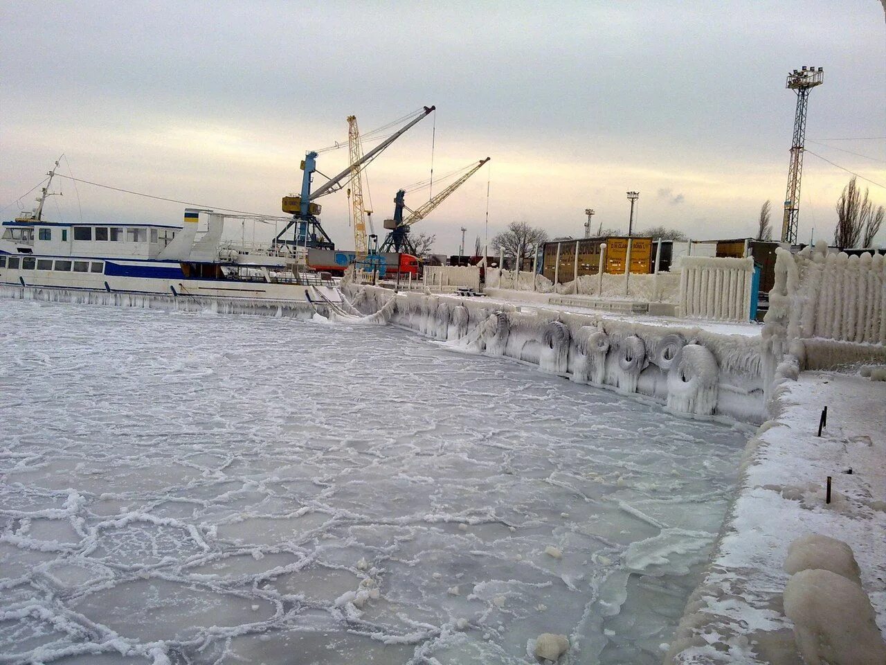 Замерзшее море в сочи. Замерзшее черное море 2012. замерзшее море в феодосии крыму. замерзшее черное море в сочи.