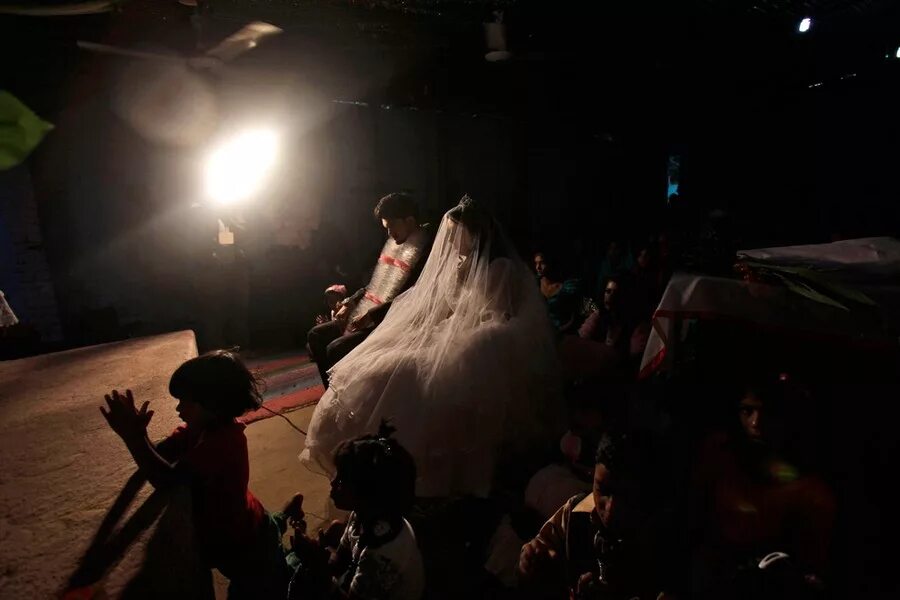 Wedding real photos. Филиппинская свадьба фото. Свадьба в индии на берегу. Кубинская свадьба наряды. Weddings around the world.