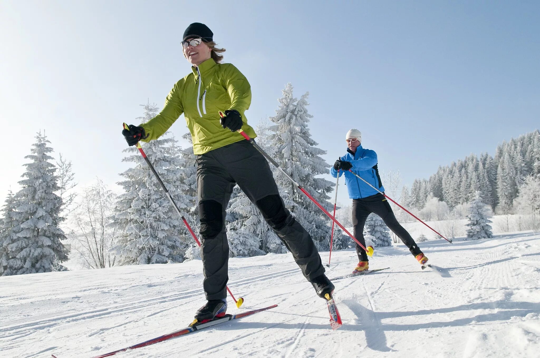 Зимние занятия спортом. Кататься на лыжах. Ходьба на лыжах. Люди катаются на лыжах. Катания на беговых лыжах.