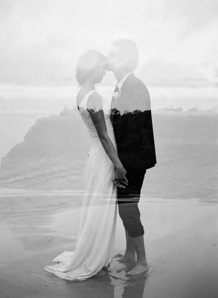 Двое белых. Двое черно белое. Пара в белом. Влюбленная пара черно белое. Свадебная фотосессия в тумане.