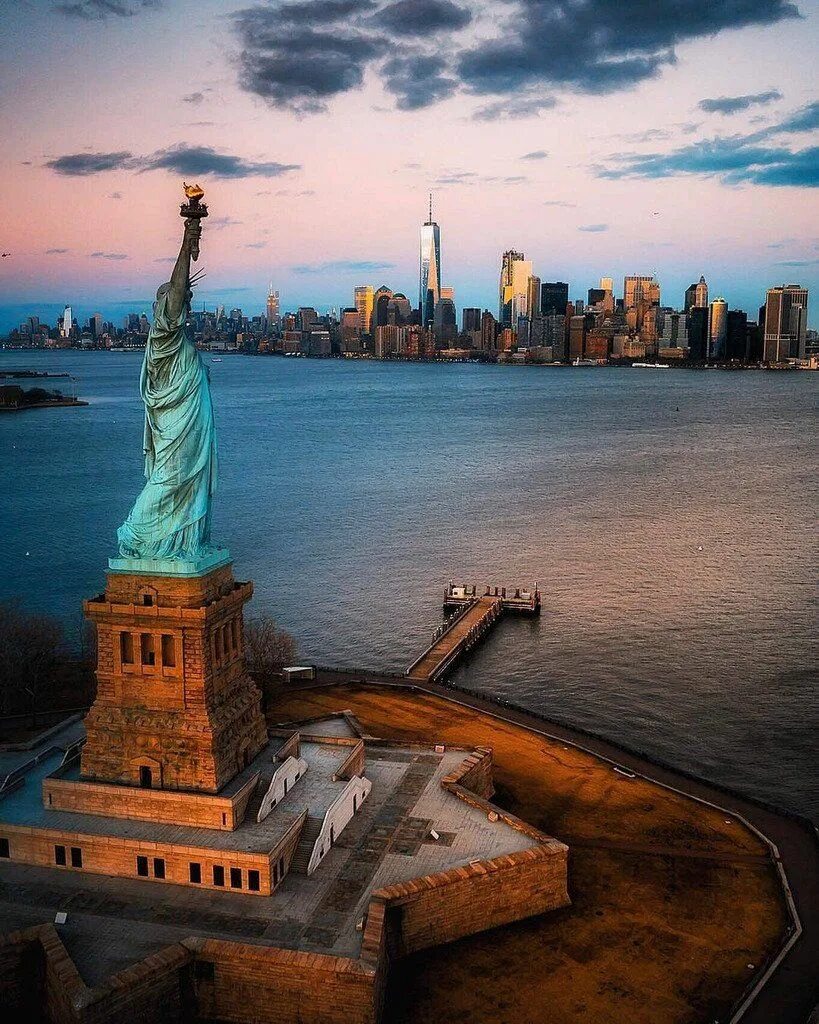 Статуя свободы Нью-Йорк. Нью-Йорк бстатуясвободы. Нью Йорк Манхеттен статуя свободы. Остров Либерти со статуей свободы.