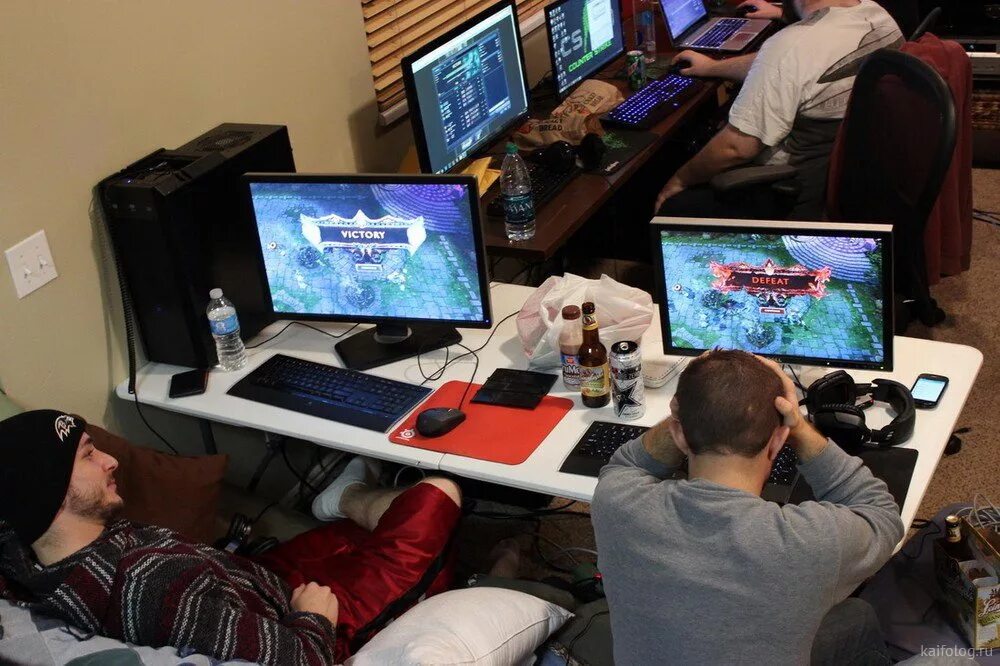 Игровые мемы для геймеров. Приколы про игроманов. Мемы про геймеров. Геймеры киберспортсмены. Смешной геймер.