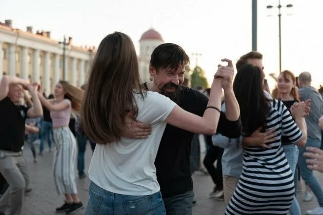 Танцы у ростральных колонн спб. Танцы на стрелке. Бачата у ростральных колонн. Стрелка васильевского острова танцы. Бачата на васильевском острове.