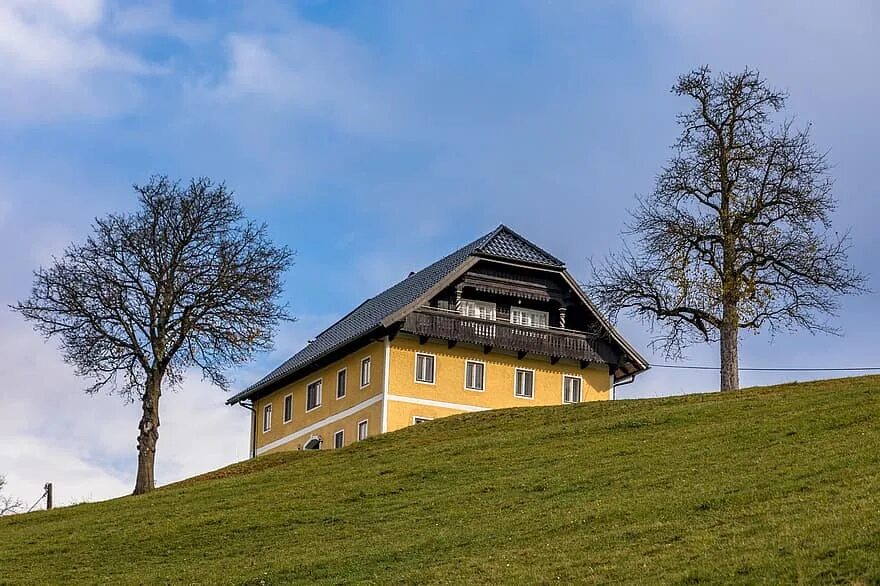 Жилой холм. Дом на Холме. Дом на вершине холма. Hilltop дом.