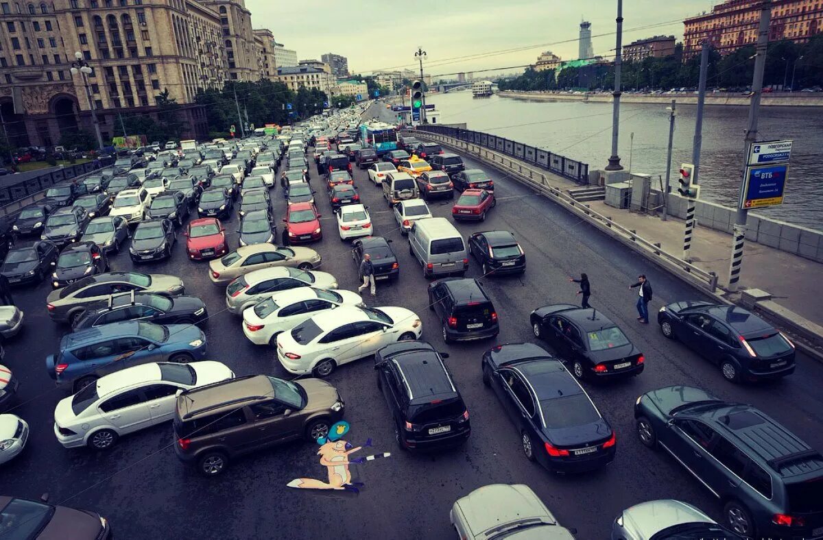 Автомобили в пробке. Много автомобилей. Московские машины. Много машин на улице.