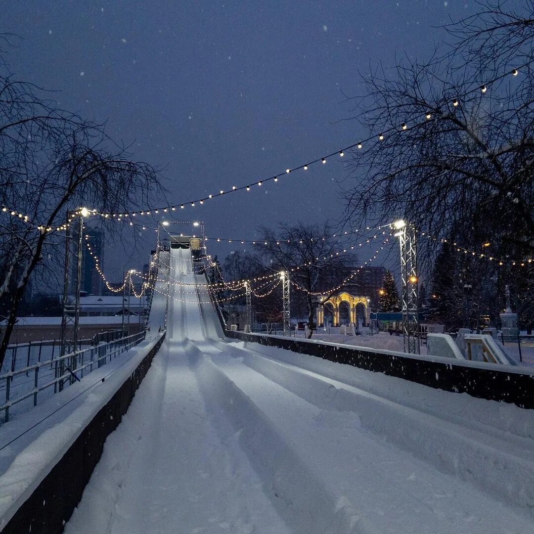 Площадь 1905 года пермь. Ледяной городок екатеринбург. Ледовый городок екатеринбург 2022. Елка на гостином дворе уфа. Каток екб арена парк.