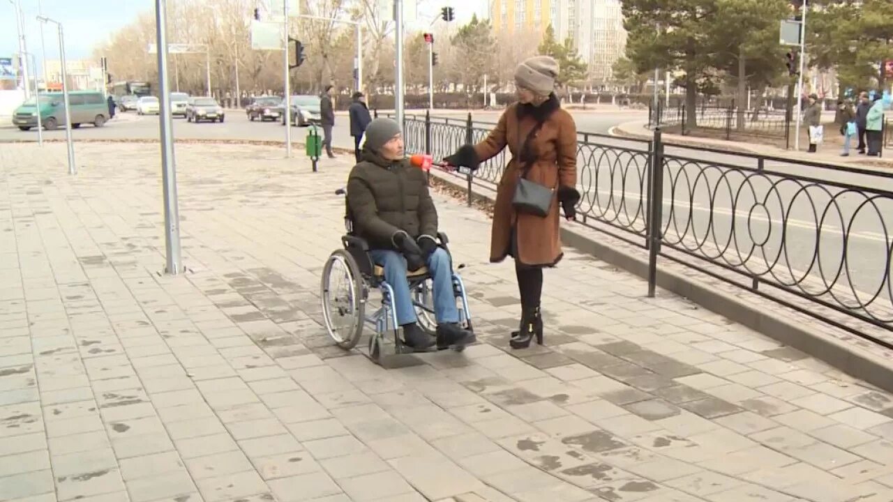 Инвалид колясочник. Специальные тротуары для инвалидов колясочников. Мужик с коляской. Соревнования среди инвалидов. Инвалиды караганда.