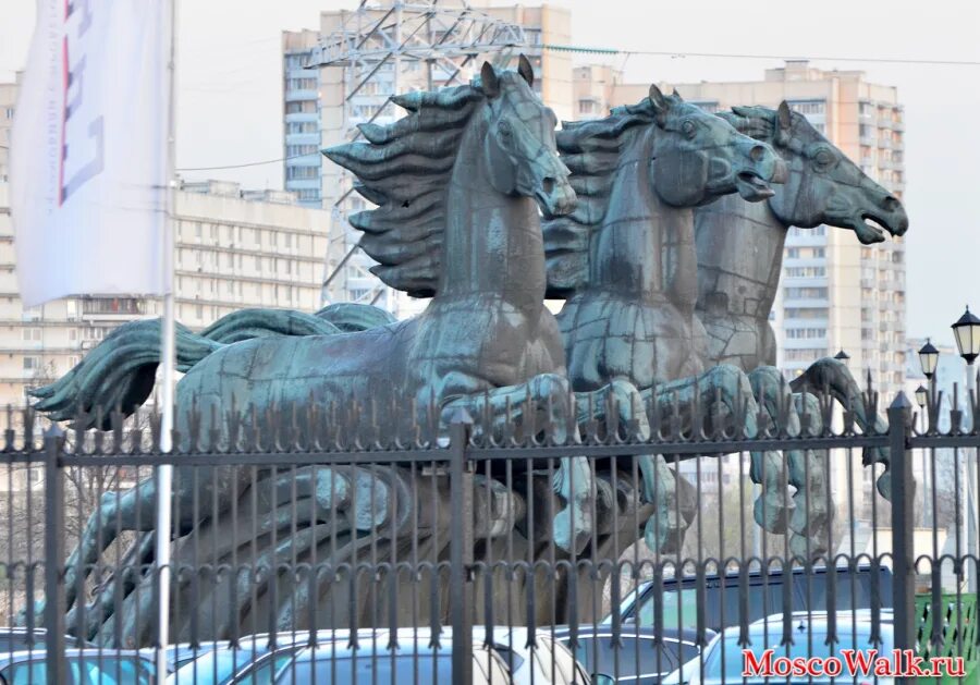 Памятник три коня в Москве. Памятник лошади в Москве. Памятник на коне в Москве Коньково. Скульптуры лошадей в Москве.