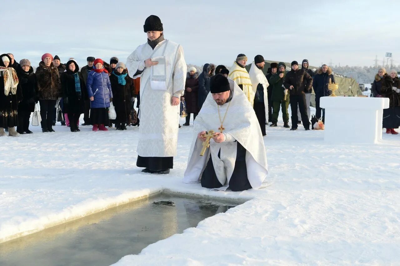 Неделя 18 января. 19 Января православные отмечают крещение Господне. Крещение Господне водосвятие. С Крещением Господним 19 января. Праздник крещения Господне отмечают.