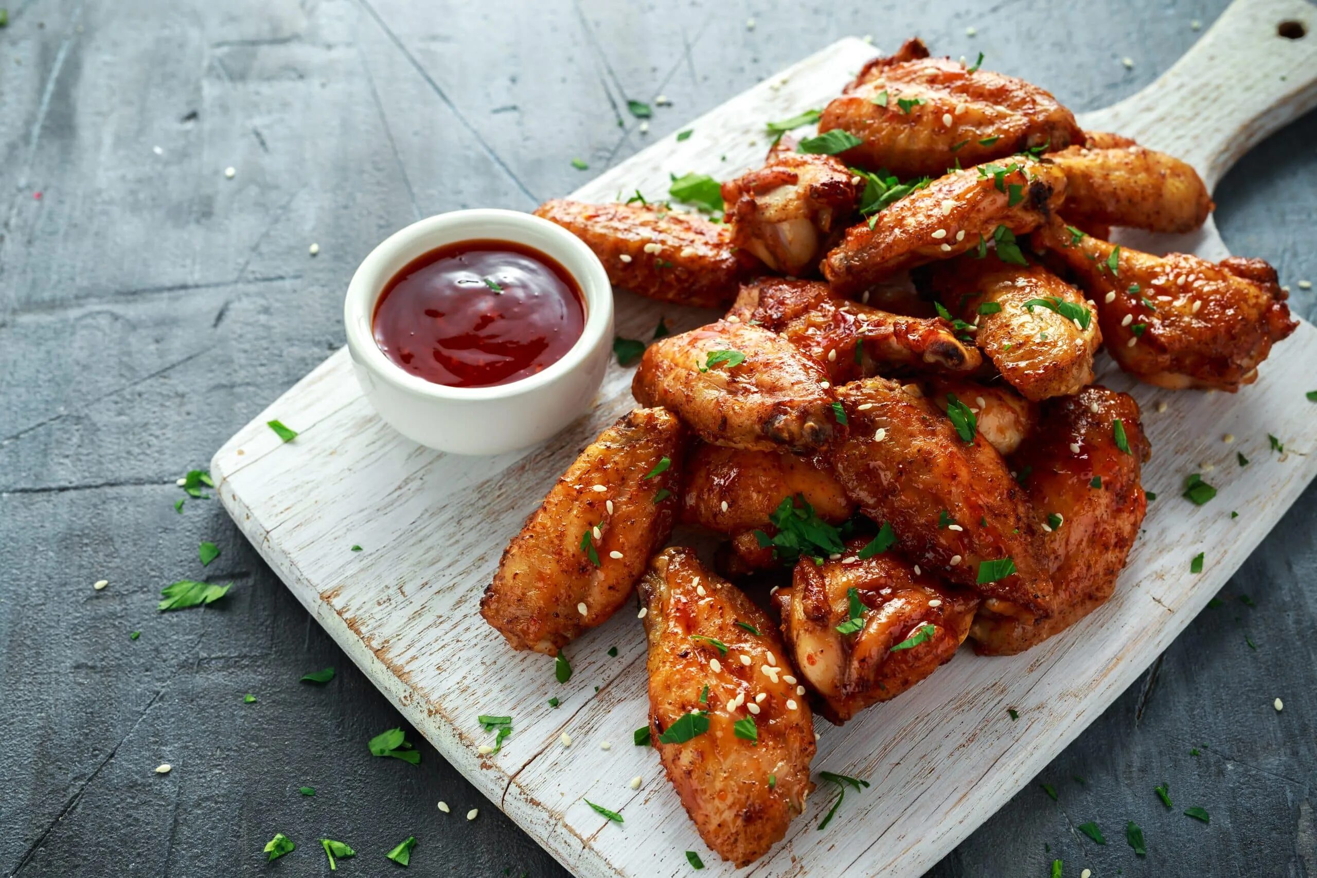 Куриные крылышки Баффало. Золотой петушок крылышки гриль. Baked Chicken Wings. Куриные крылышки (в пряной глазури, BBQ, Чили-манго, ).