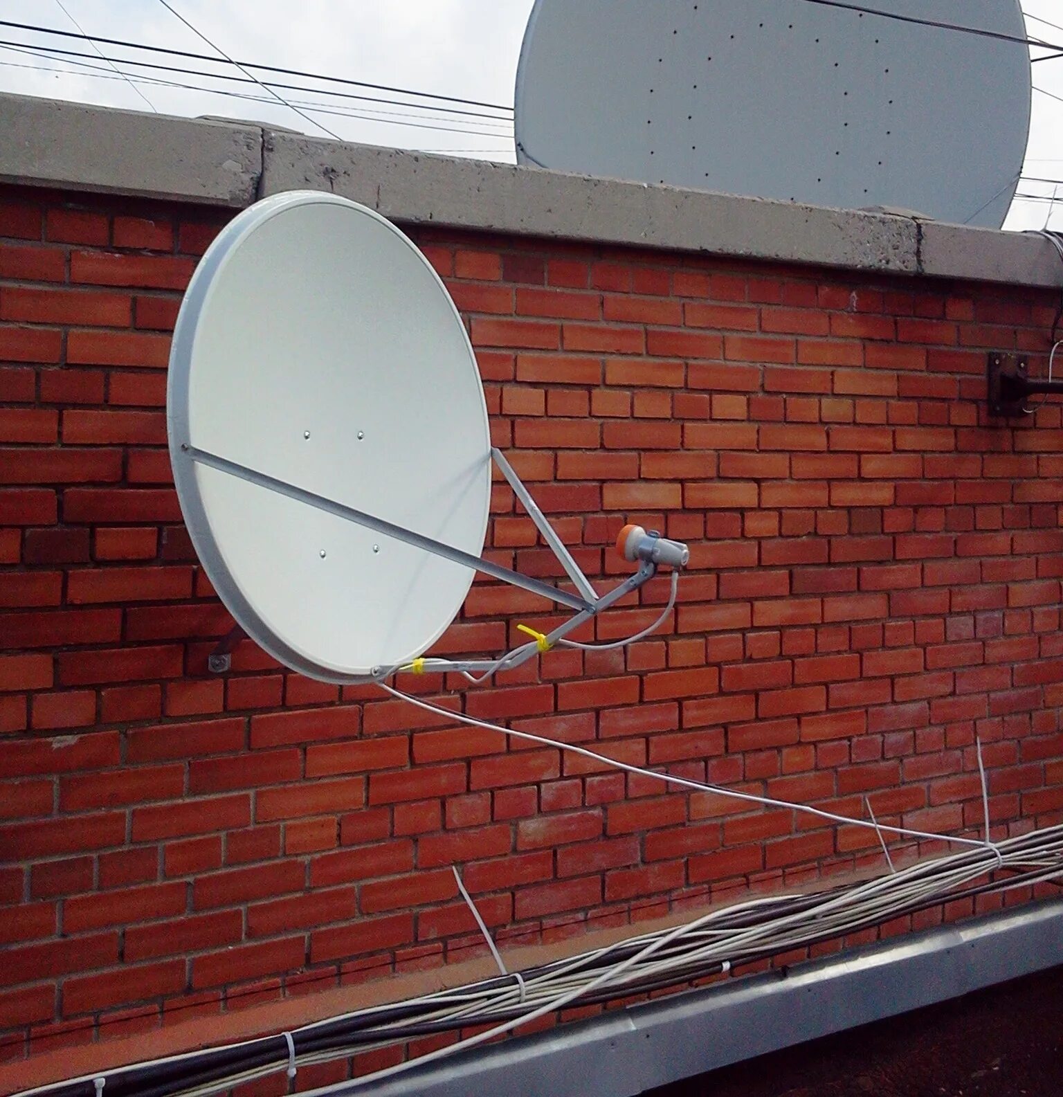 Крепление спутниковой тарелки. Полноповоротные параболические антенны. Параболическая антенна ррс ml-7e. Тв тюнер для спутниковой антенны. Как установить тарелку.