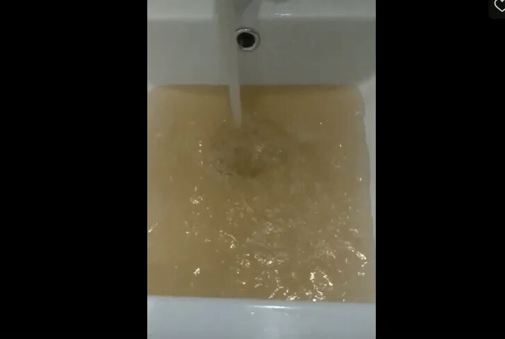 Гиф течет грязная вода. Грязная вода из под крана. Грязная вода в кранах у людей.