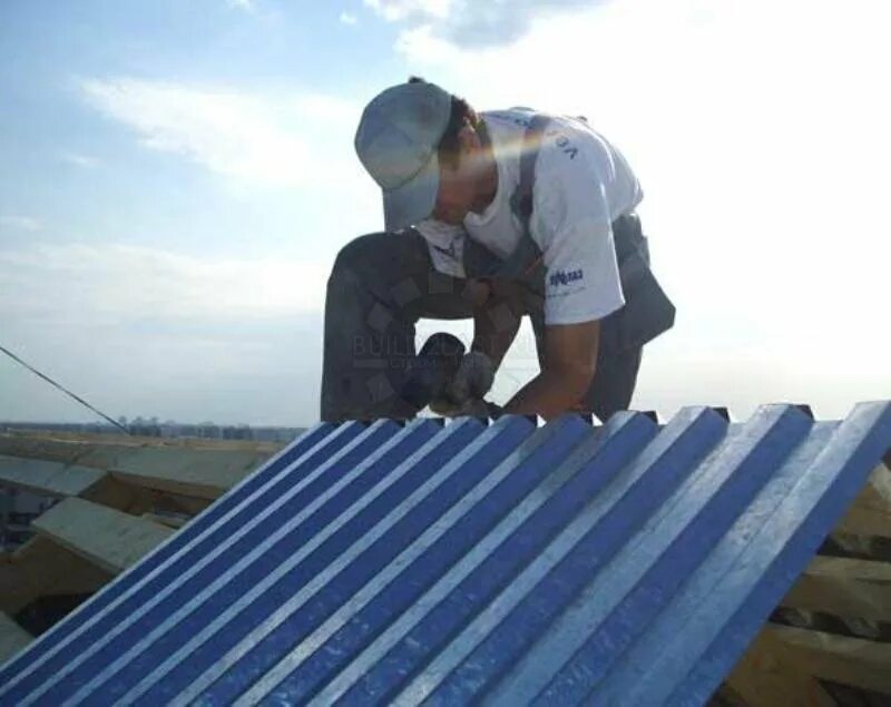 Кроем крышу профнастилом. Кровля из профлиста. Монтаж профлиста с20 на крышу. Кроем крышу профнастилом. Перекрытие крыши профнастилом.