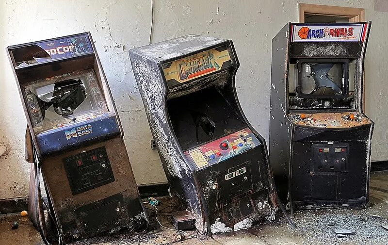 Дают старые автоматы. Разбитый игровой автомат. Сломанный игровой автомат. Старый аркадный автомат. Сломанный игровой аппарат.