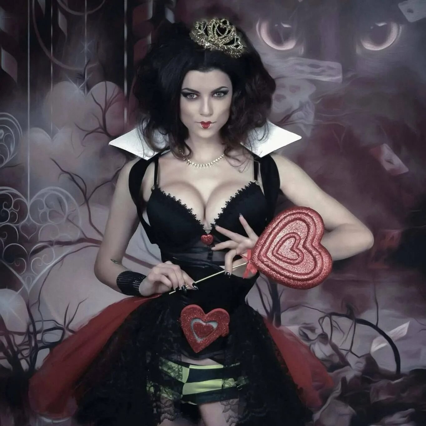 Алиса в стране чудес червонная королева. Червовая королева из алисы в стране чудес. Червонная королева из алисы в зазеркалье. Алиса дама. Алисамв стране чудес королева червей.