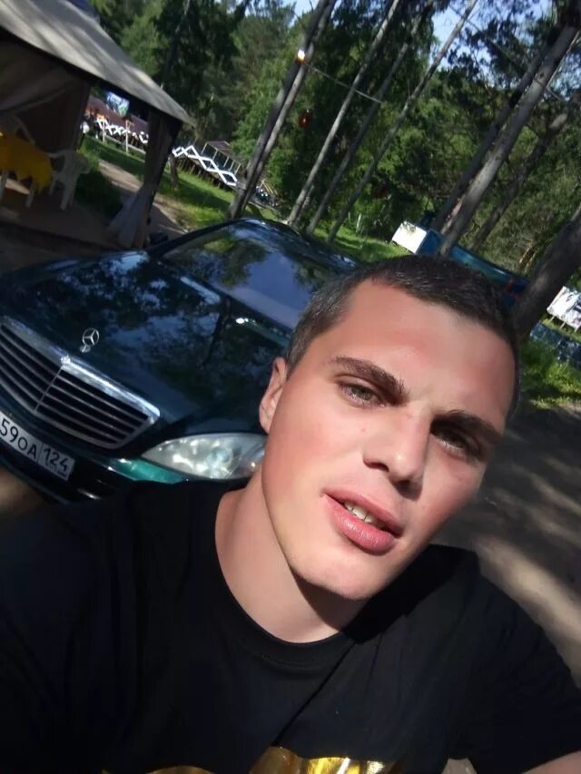 женщина блондинка вечно опаздывает. позже парни. позже парни. позже парни. мужчина в осеннем лесу.