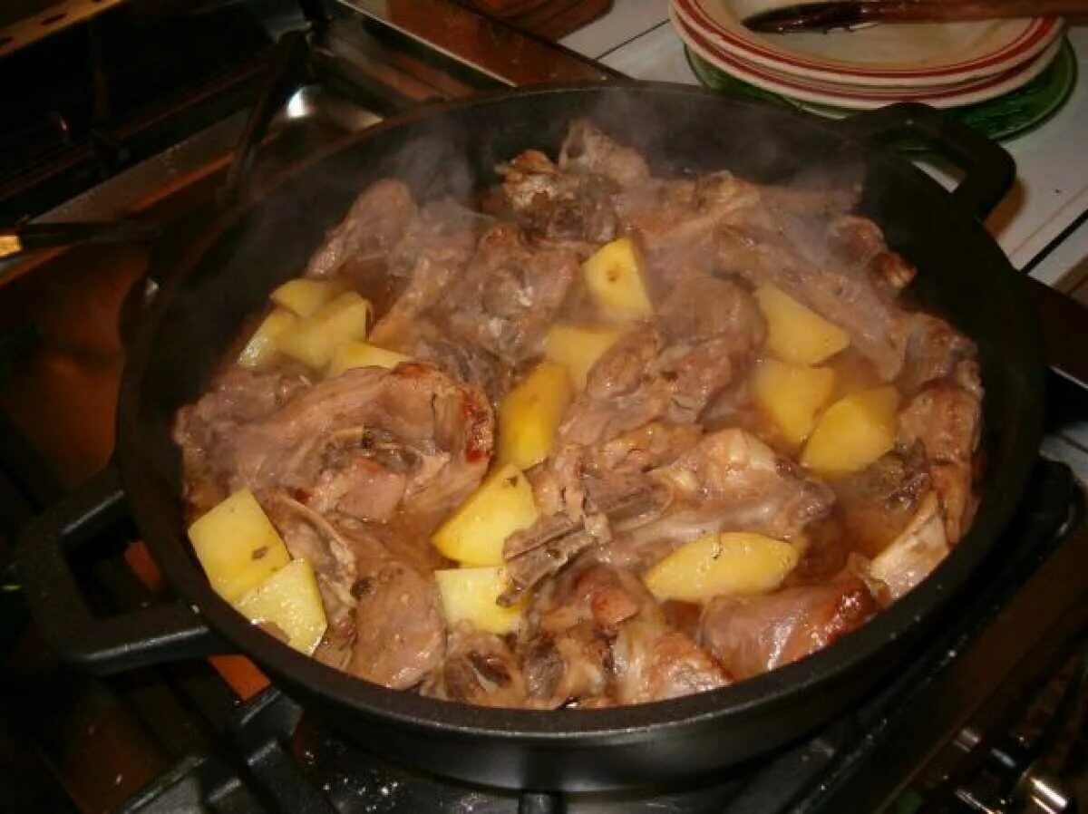 Жареное мясо с тестом на сковороде. Картошка с мясом. Жаркое на сковороде. Блюда с жареным мясом и картошкой. Жареная картошка со свининой.