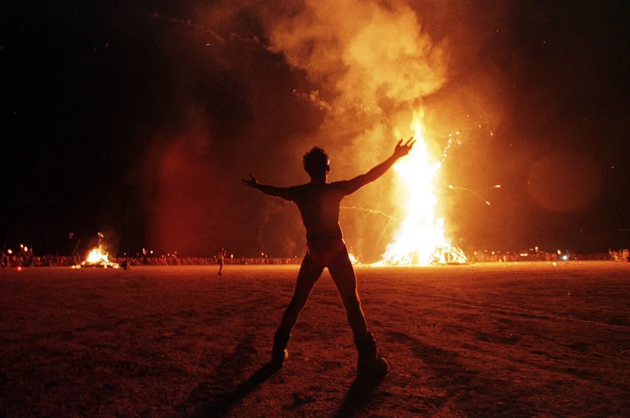 Сон сжечь человека. Ларри Харви Burning man. Burning man сожжение. Burning man сжигание человека. Фаер шоу Burning man.