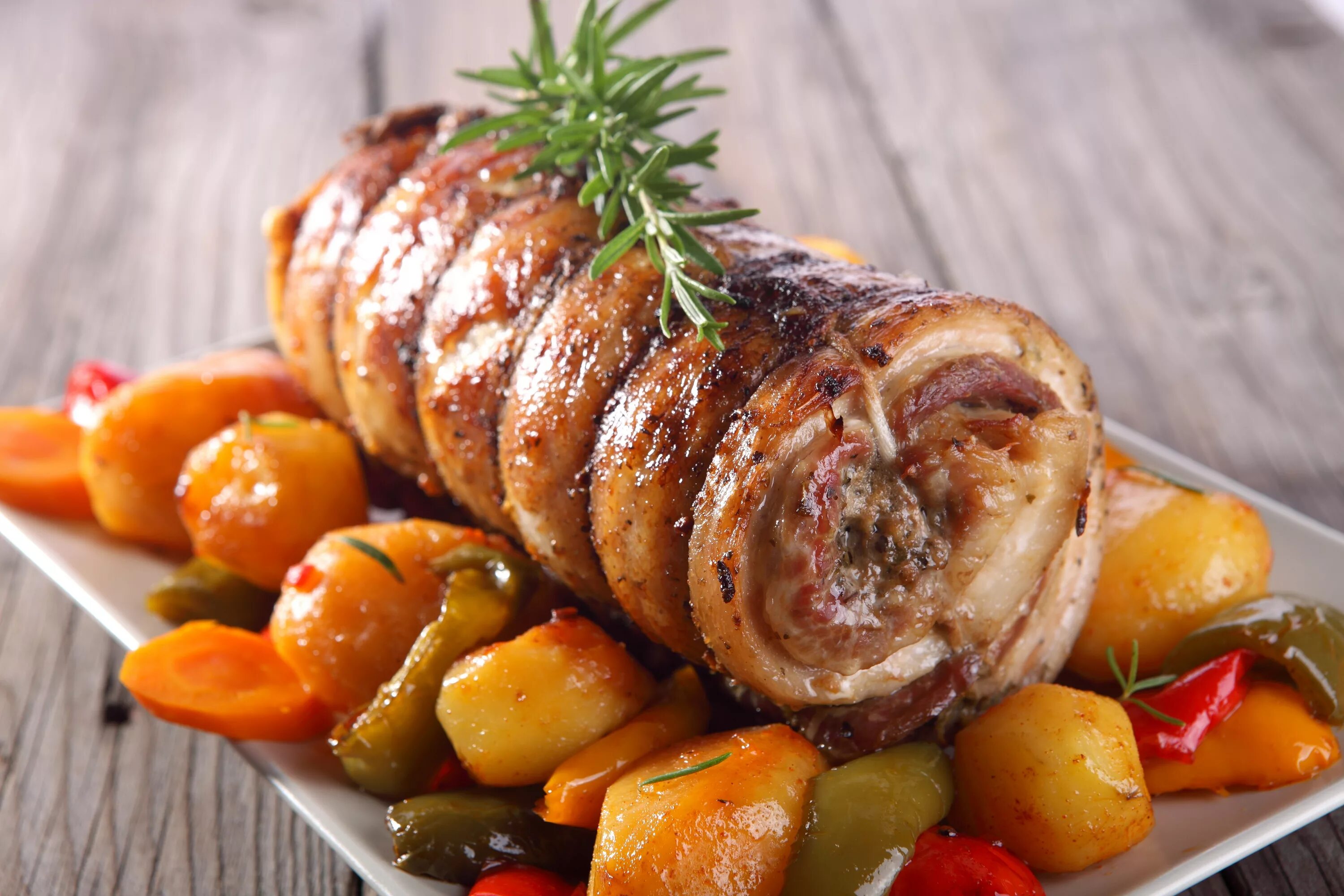 Рецепт запеченного мясного рулета