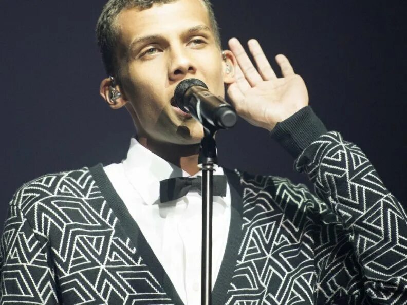 Стромае певец 2022. Stromae Евровидение 2010. Стромае сейчас. Стромае на обои.