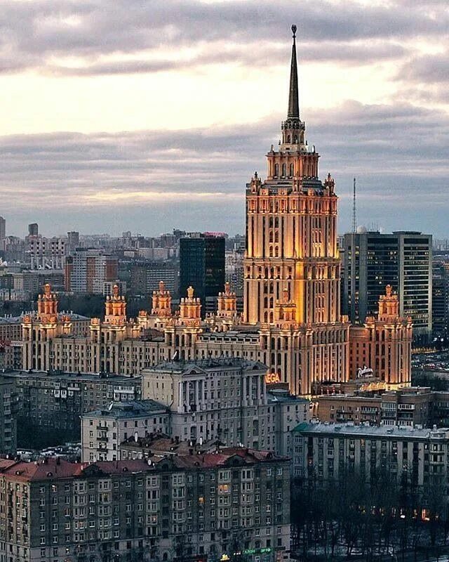 Дом воздуха москва. Атмосфера Москва. Архитектура атмосфера. Atmosphere Москва. Московское утро.