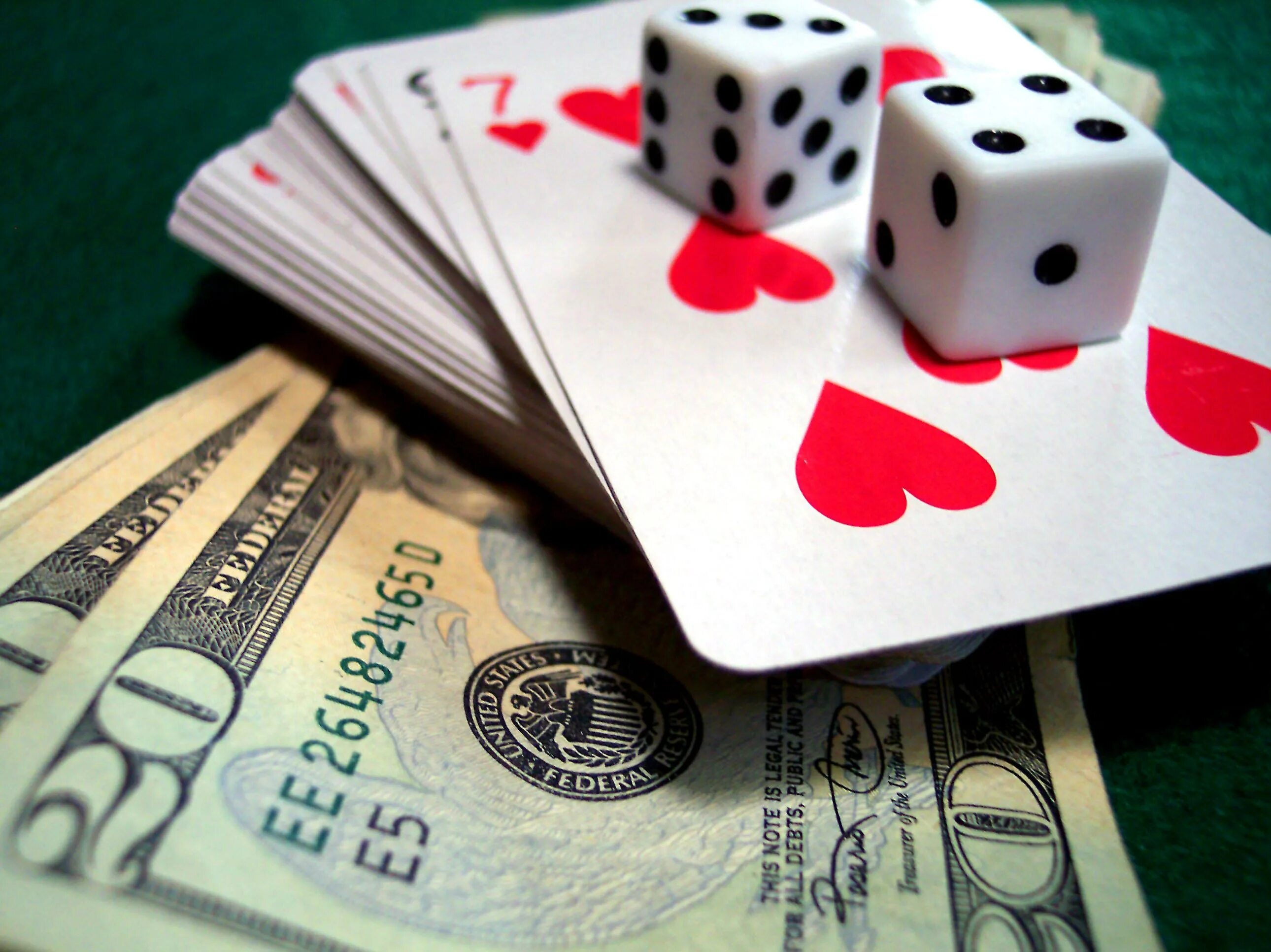 Азартные игры на деньги. Казино азарт. Покер на деньги. Казино карты. Он играть в карты и выигрывать деньги
