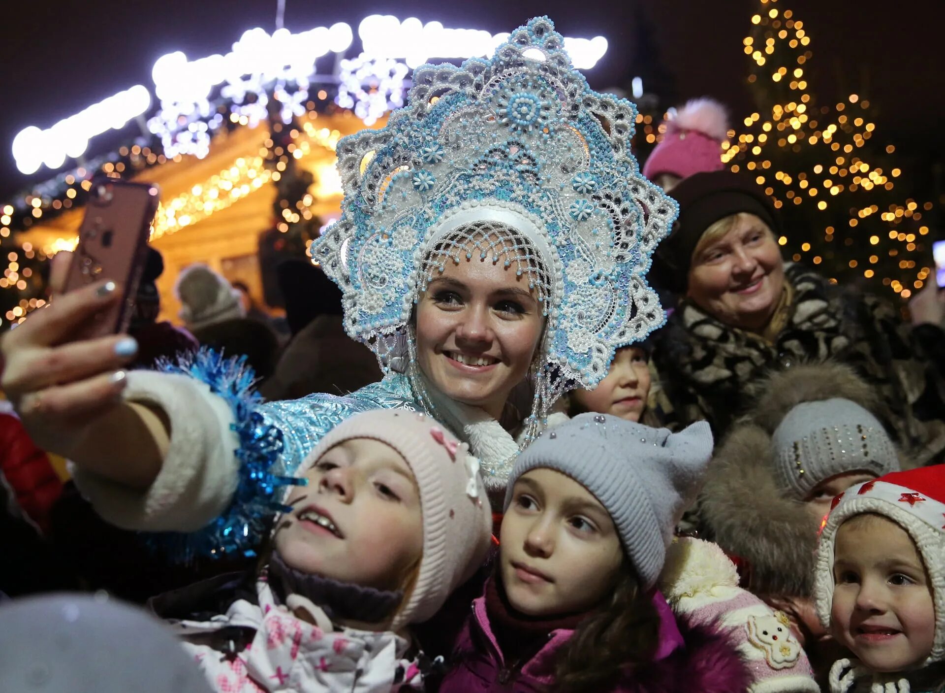 Почему в россии рождество. Christmas Celebrations in Russia. Russian people. Russia Christmas Celebration. Дети во время праздника фото.