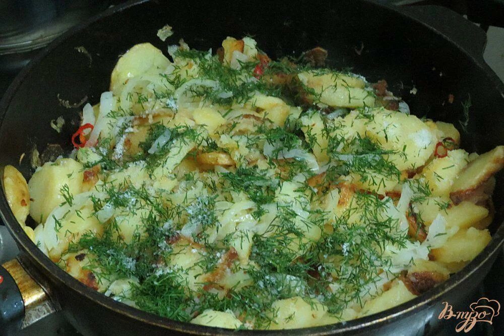 Картошка с жареной грудинкой и луком. Картофель с жареной грудинкой. Рецепт картошки с грудинкой на сковороде. Рецепт картошки с грудинкой на сковороде. Картошка с грудинкой.
