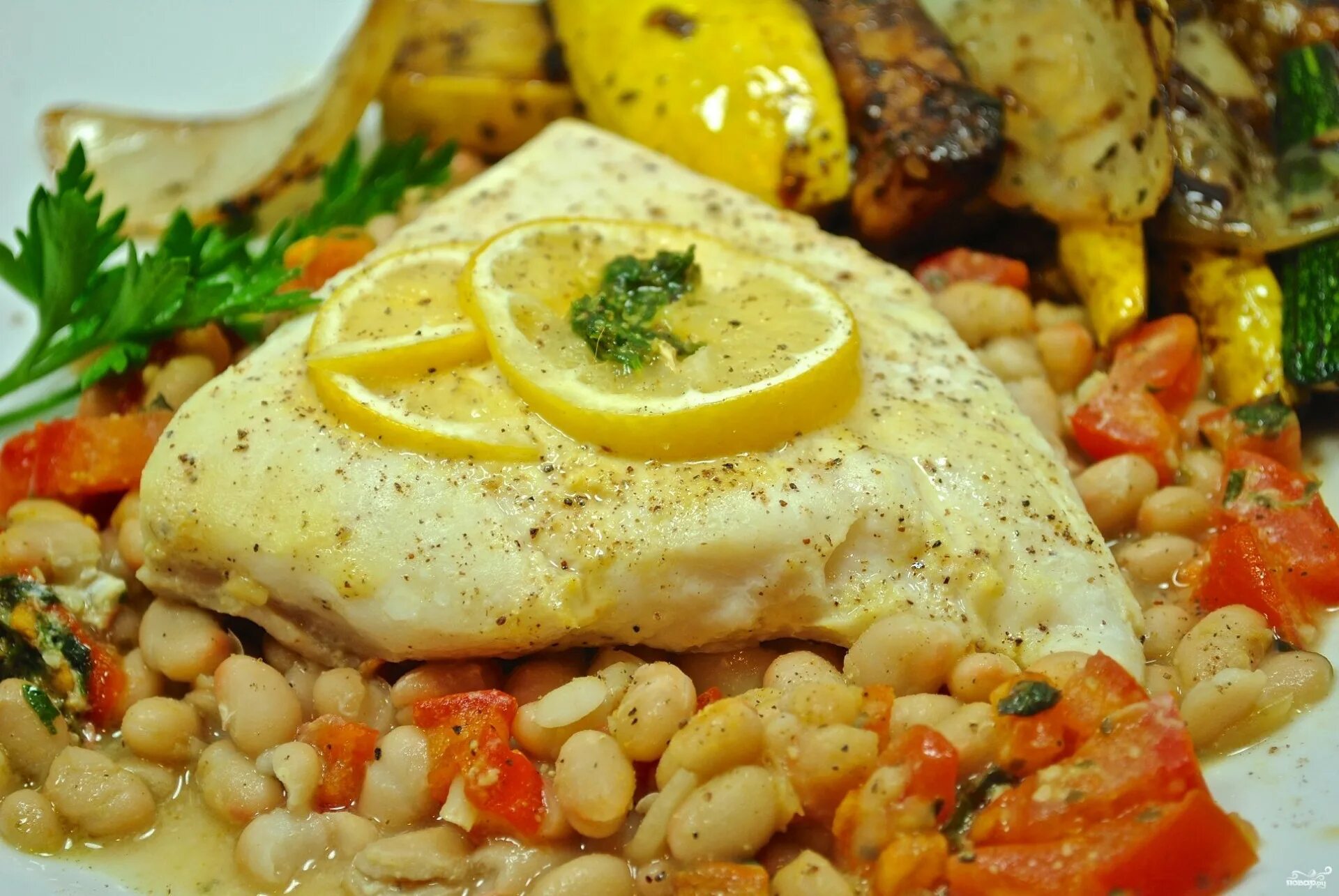 Палтус рецепт быстро и вкусно. Палтус в духовке. палтус с овощами в духовке. палтус запеченный с овощами. палтус с картошкой в духовке.