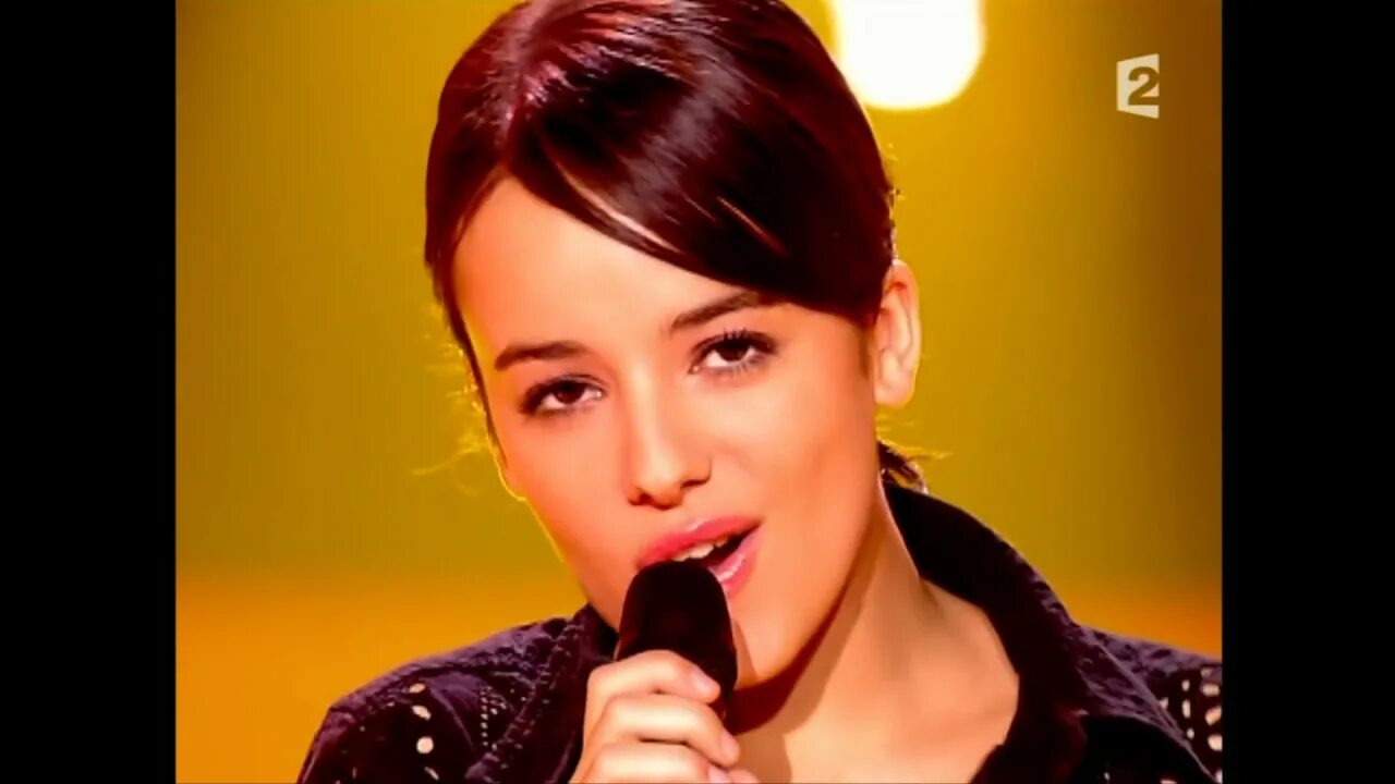 Alizee Исла Бонита. Alizee la Isla Bonita обложка. Ализе ла Исла Бонита клип. Ализе песня Бонита.