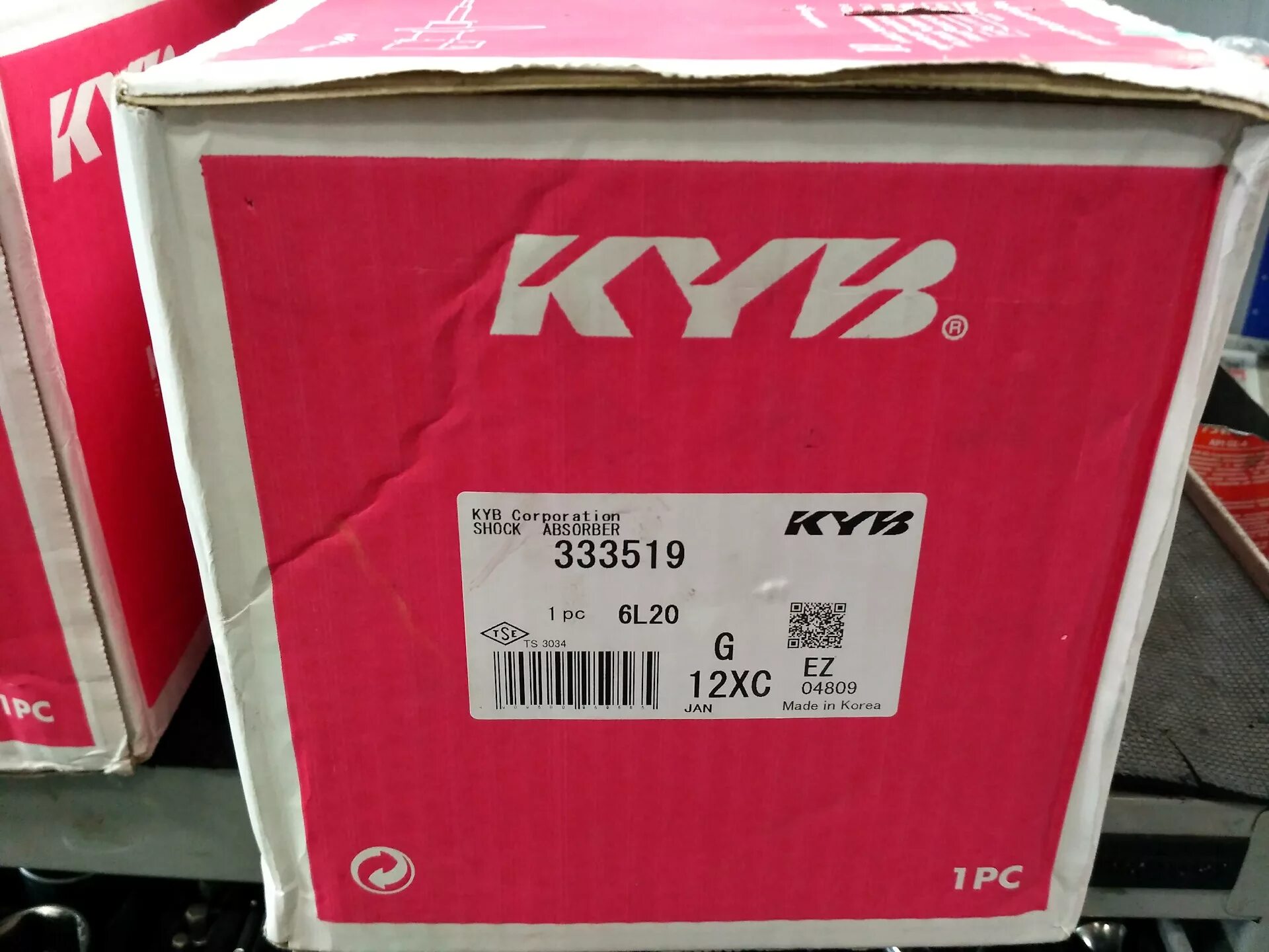 Как отличить оригинал каяба. Стойки kyb. стойки kyb коробка. стойки каяба оригинал в коробке.