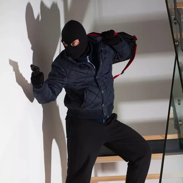 Грабеж в магазине. Бандиты в масках. Ограбление магазина. Маска грабителя. Грабитель.