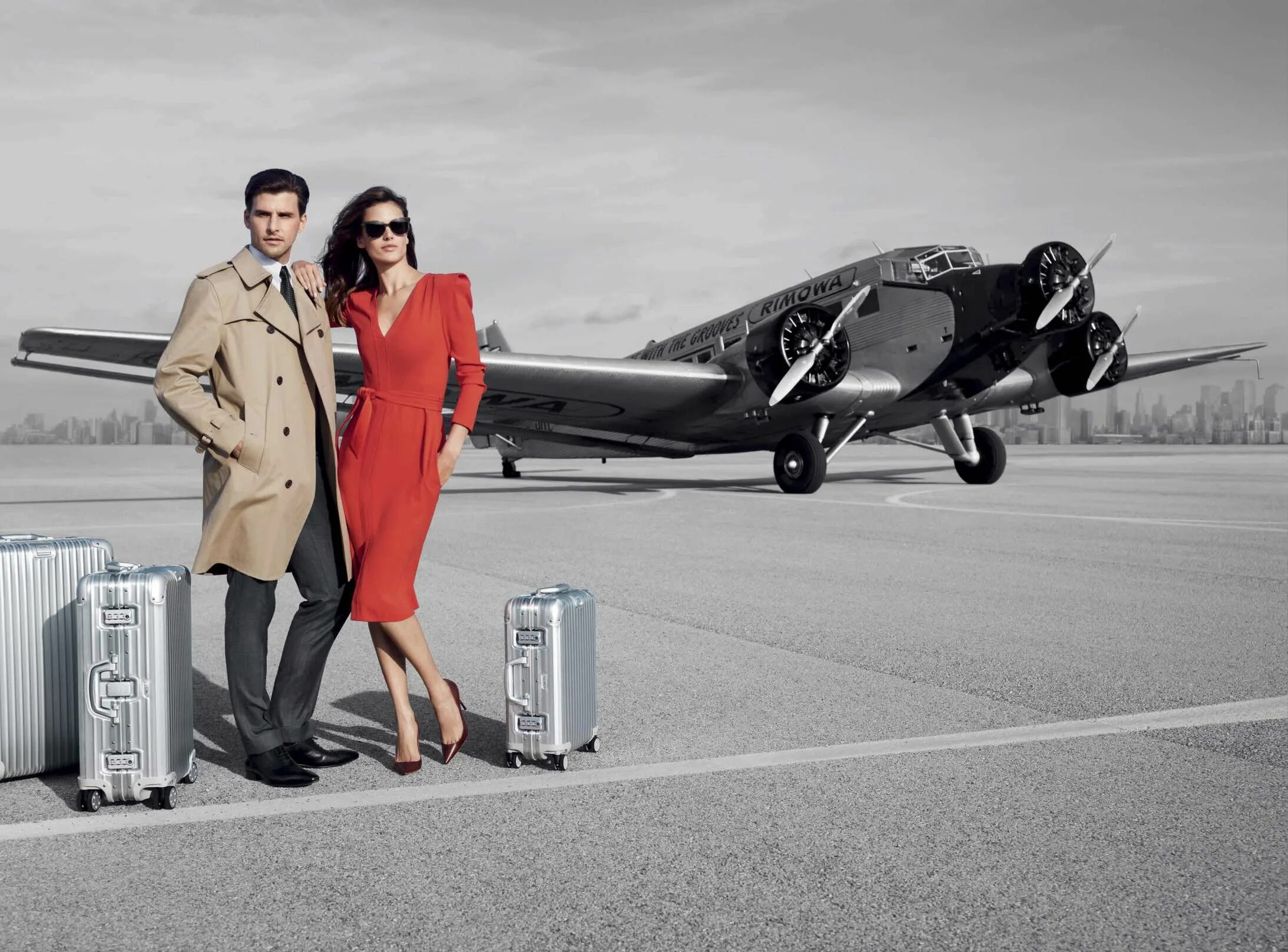Самолеты в жизни человека. Фотосессия с самолетом. Мужчина и женщина в самолете. Женщина в самолете. Мужчина и женщина с чемоданами.